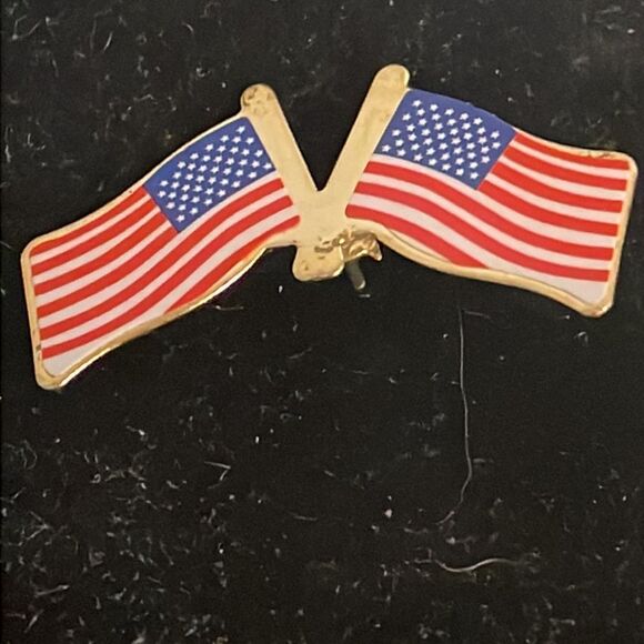Vintage 1.5” gold tone double U.S. flag hat lapel pin tie tack - Picture 2 of 10